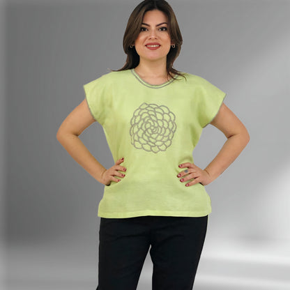 Blusa Chiapas Crisantemo color verde manzana, vista frontal en modelo.