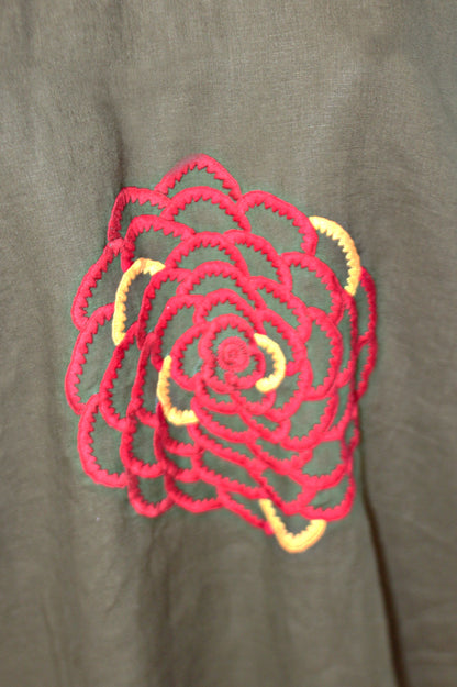 Blusa Chiapas Crisantemo en verde militar, detalle del bordado. 