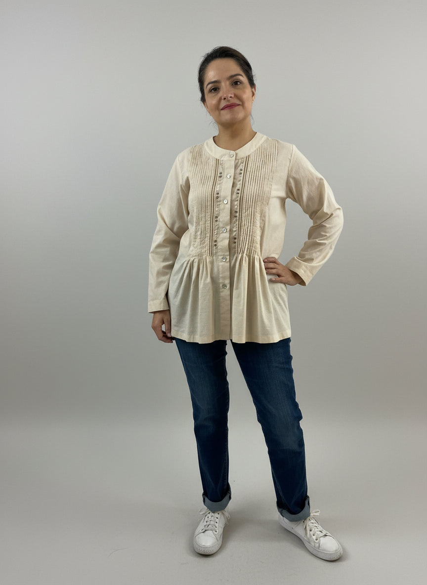 Blusa Chiapas guayabera bordado Chamula color beige, vista frontal en modelo.