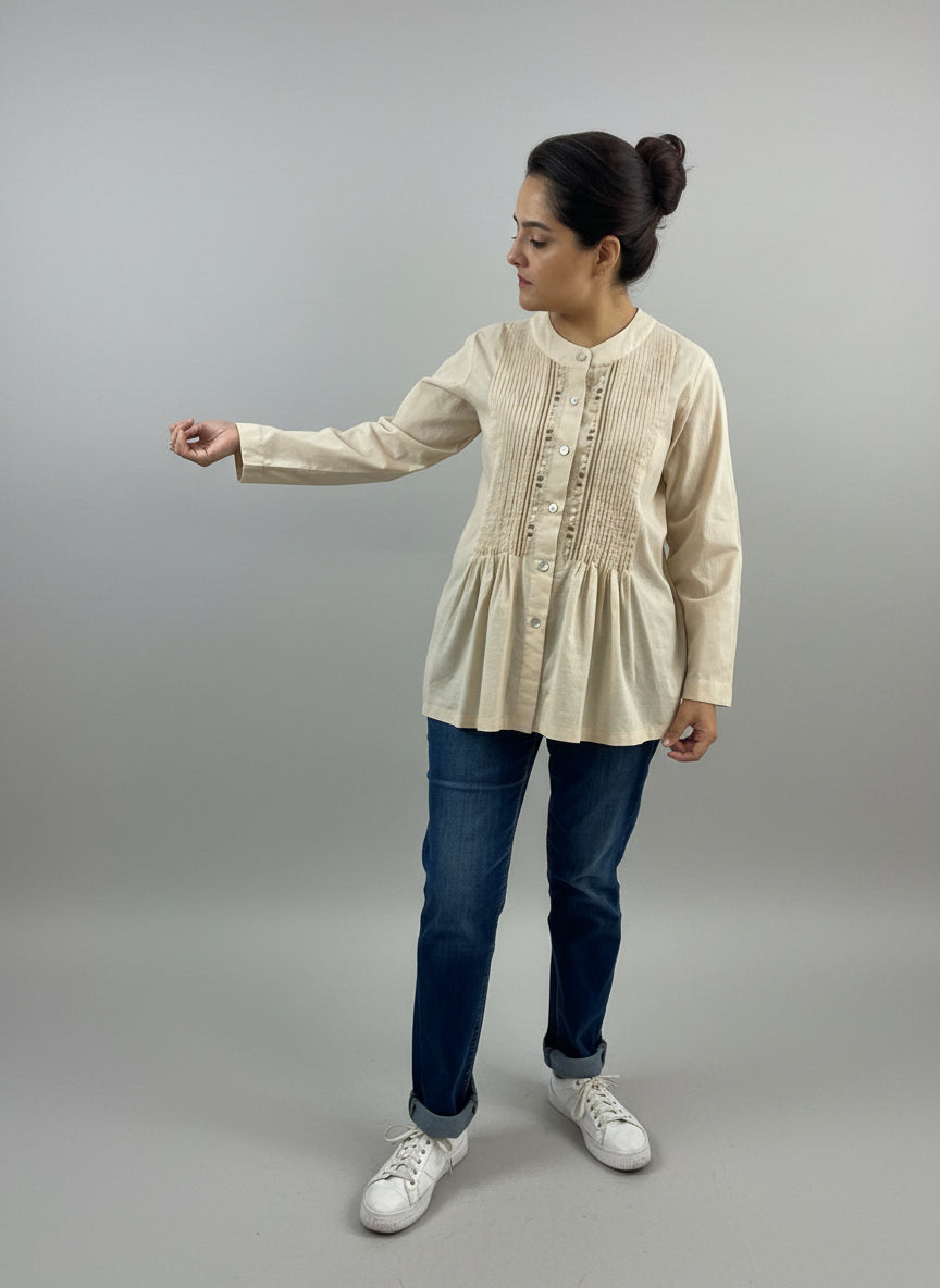 Blusa Chiapas guayabera bordado Chamula, vista en modelo.