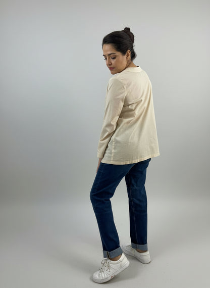 Blusa Chiapas guayabera bordado Chamula color beige vista posterior.