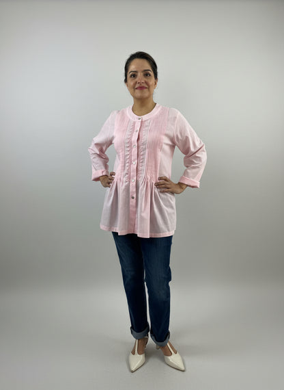 Blusa Chiapas guayabera bordado Chamula color rosa, vista frontal en modelo