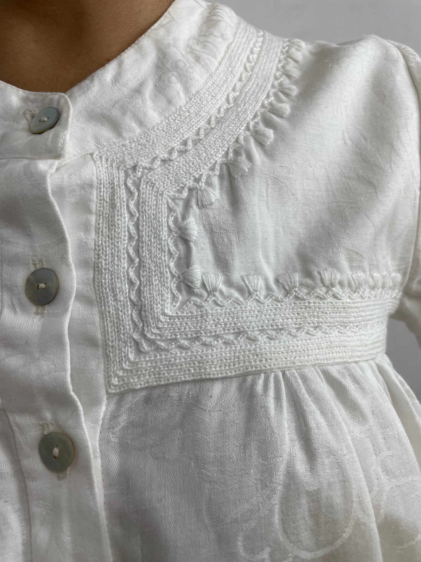 Blusa Chiapas lino-algodón bordado Chamula, color blanco, detalle del bordado.