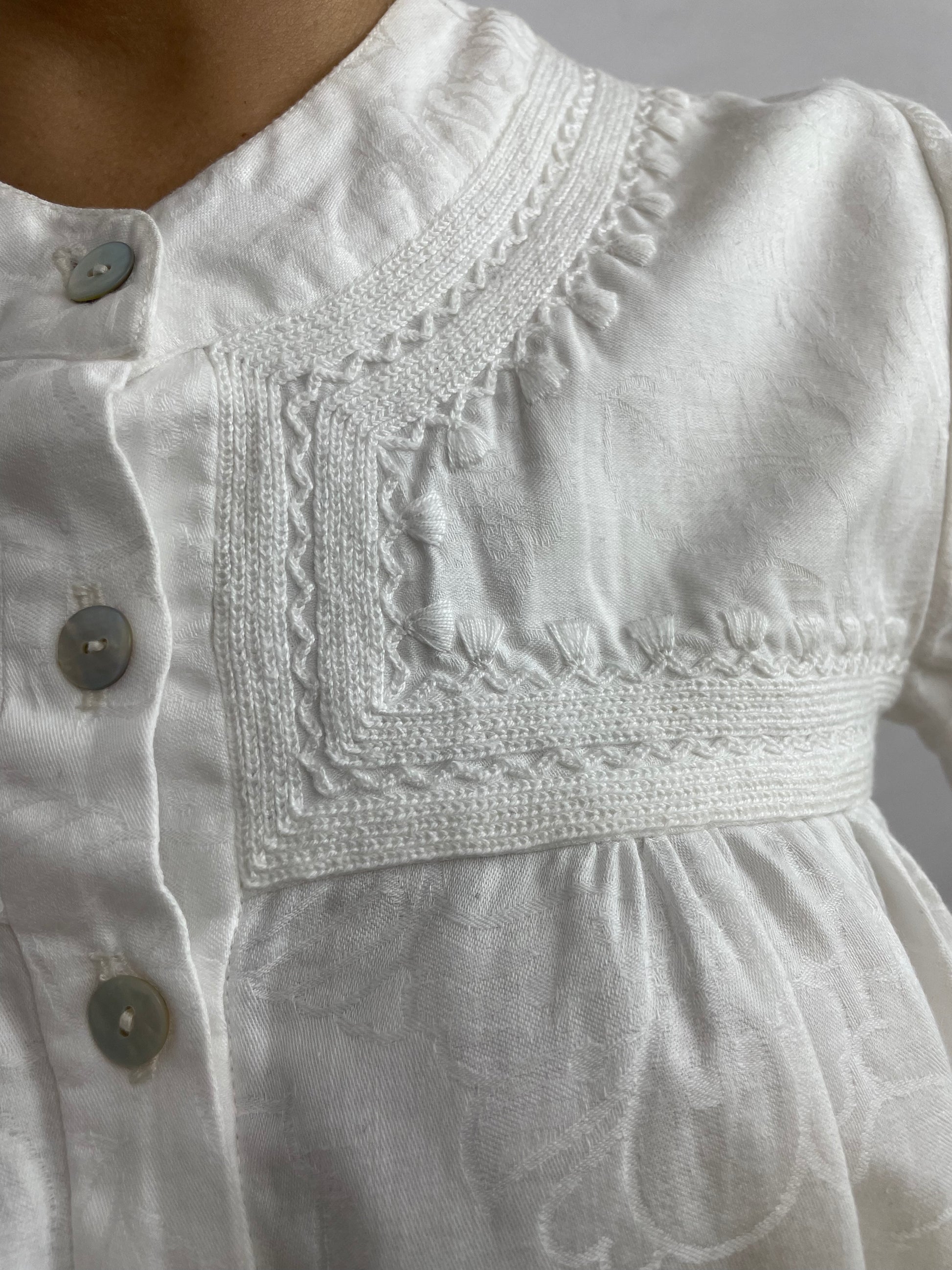 Blusa Chiapas lino-algodón bordado Chamula, color blanco, detalle del bordado.