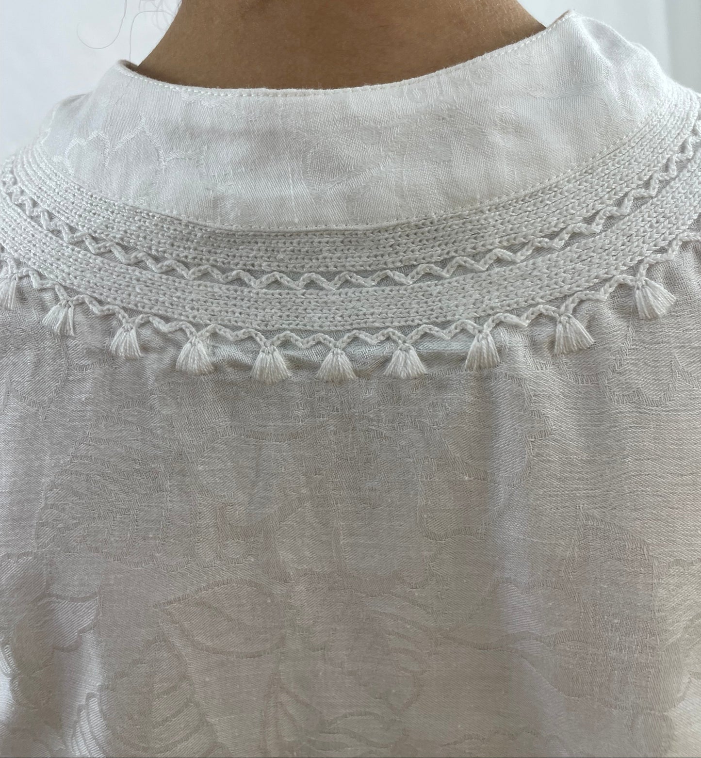 Blusa Chiapas lino-algodón bordado Chamula, detalle del bordado vista posterior. 