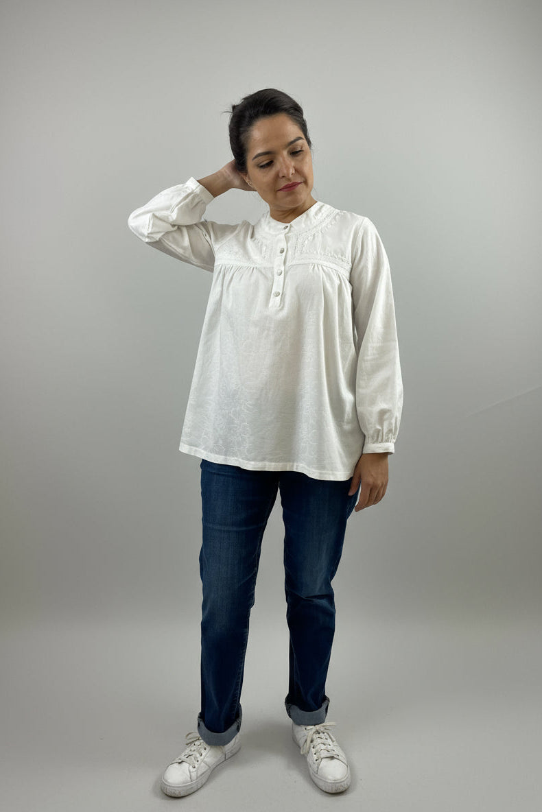Blusa Chiapas lino-algodón bordado Chamula, color blanco, vista frontal en modelo.