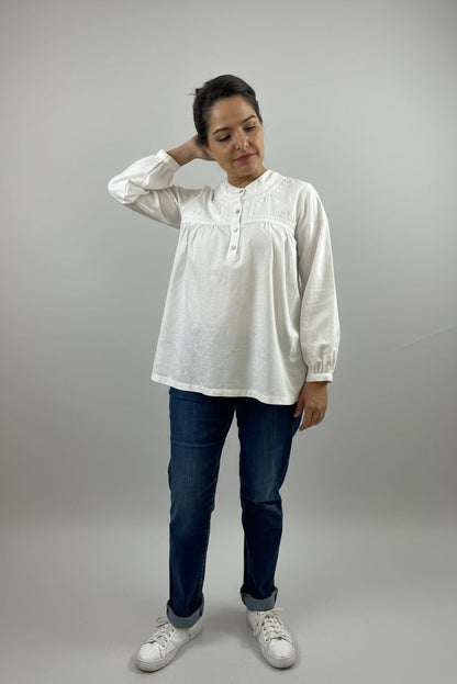 Blusa Chiapas lino-algodón bordado Chamula, color blanco, vista frontal en modelo.