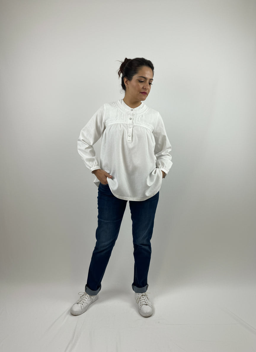 Blusa Chiapas lino-algodón bordado Chamula blanco, vista frontal en modelo. 