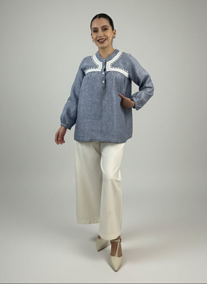 Blusa Chiapas lino-algodón bordado Chamula, vista frontal en modelo.