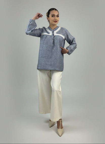 Blusa Chiapas lino-algodón bordado Chamula, vista frontal en modelo