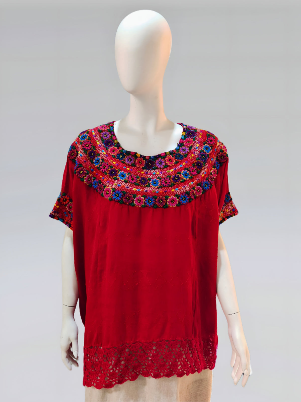 Blusa Guatemala color rojo, vista frontal en maniquí.