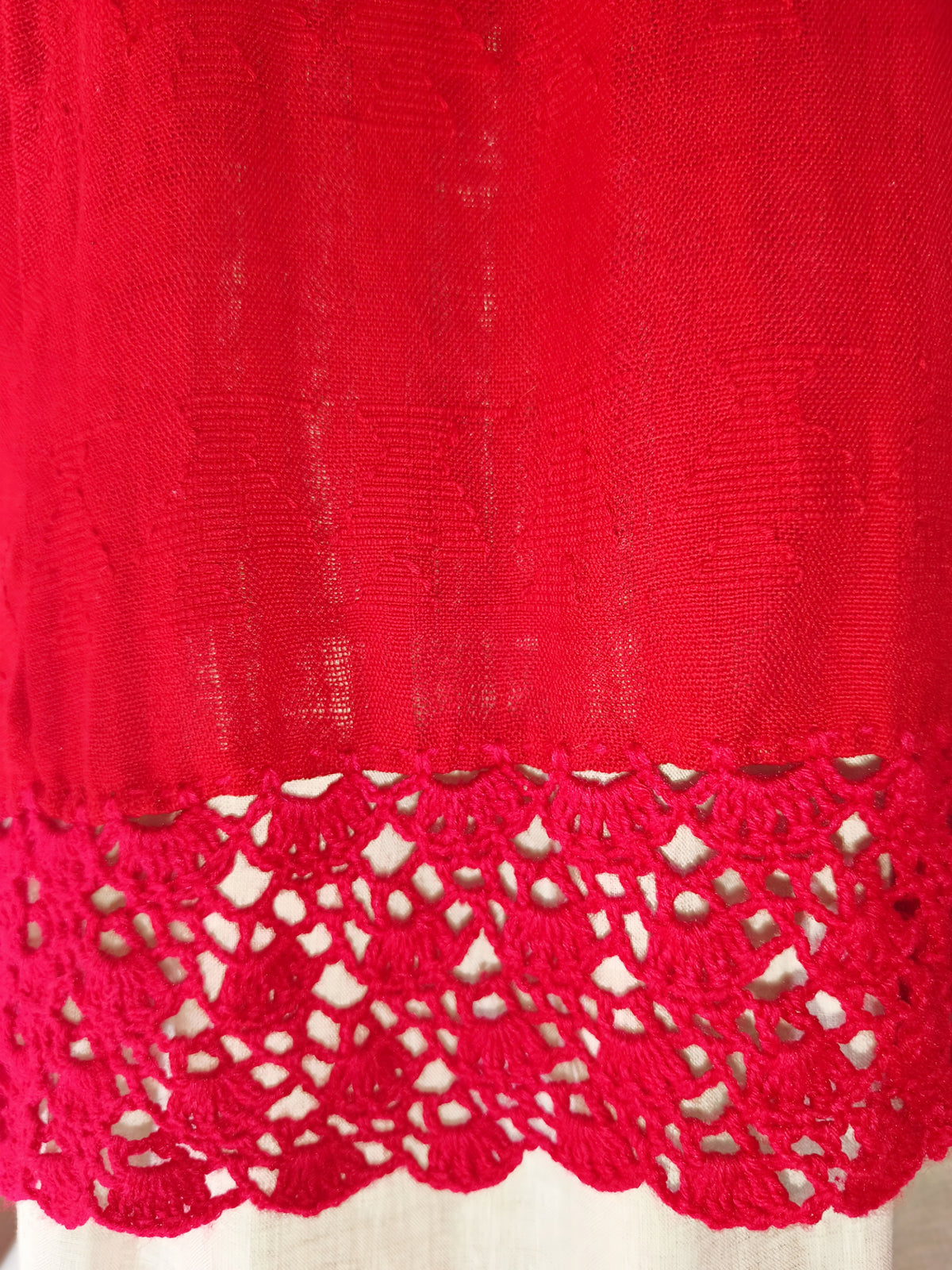 Blusa Guatemala color rojo, detalle del tejido de aguja y el telar. 