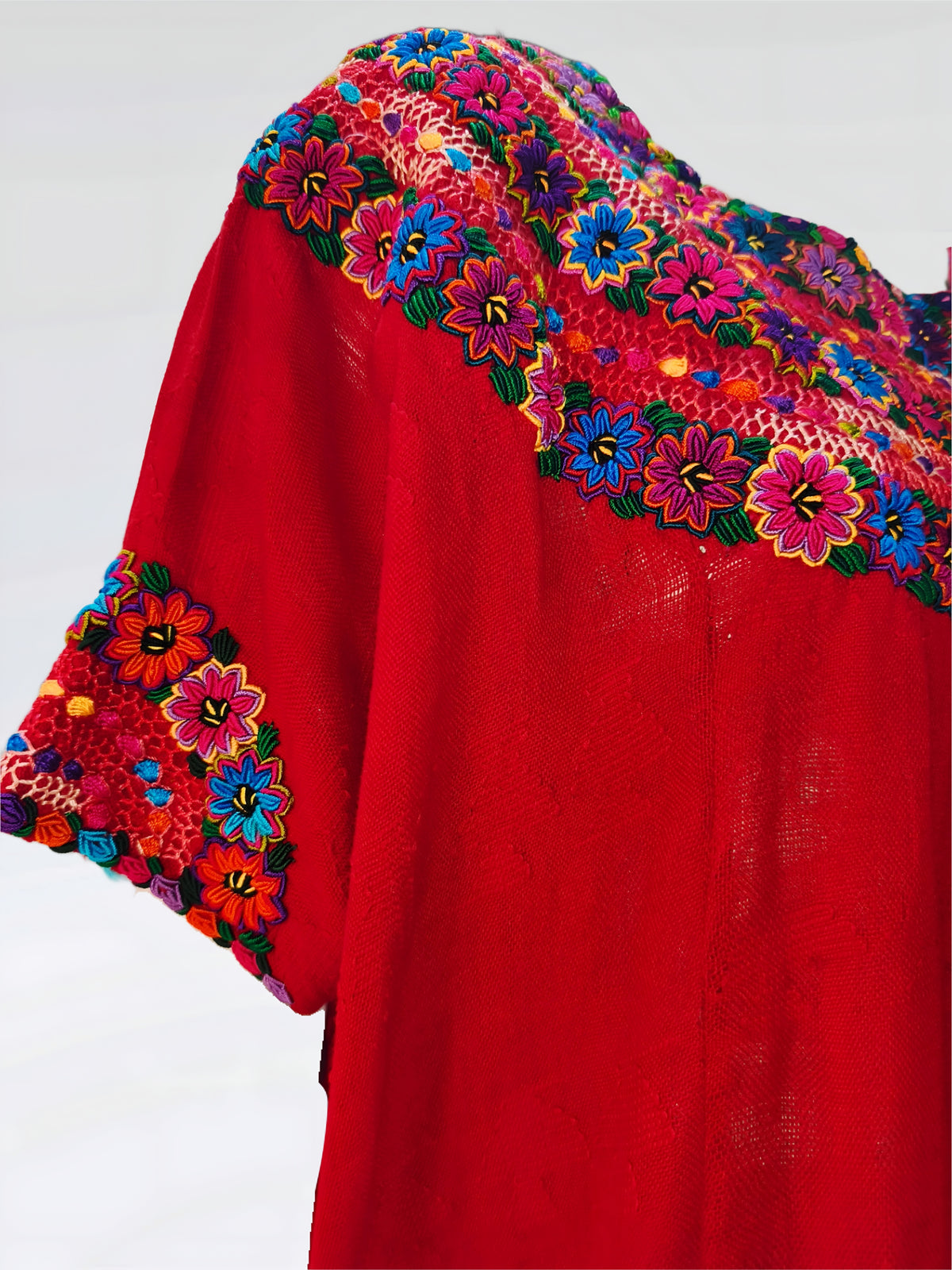 Blusa Guatemala color rojo, detalle del bordado en pecho y mangas.