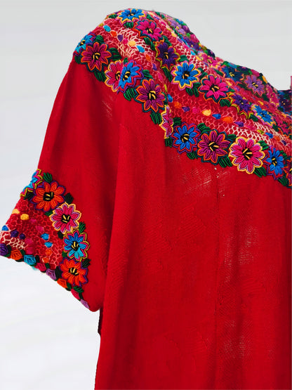 Blusa Guatemala color rojo, detalle del bordado en pecho y mangas.