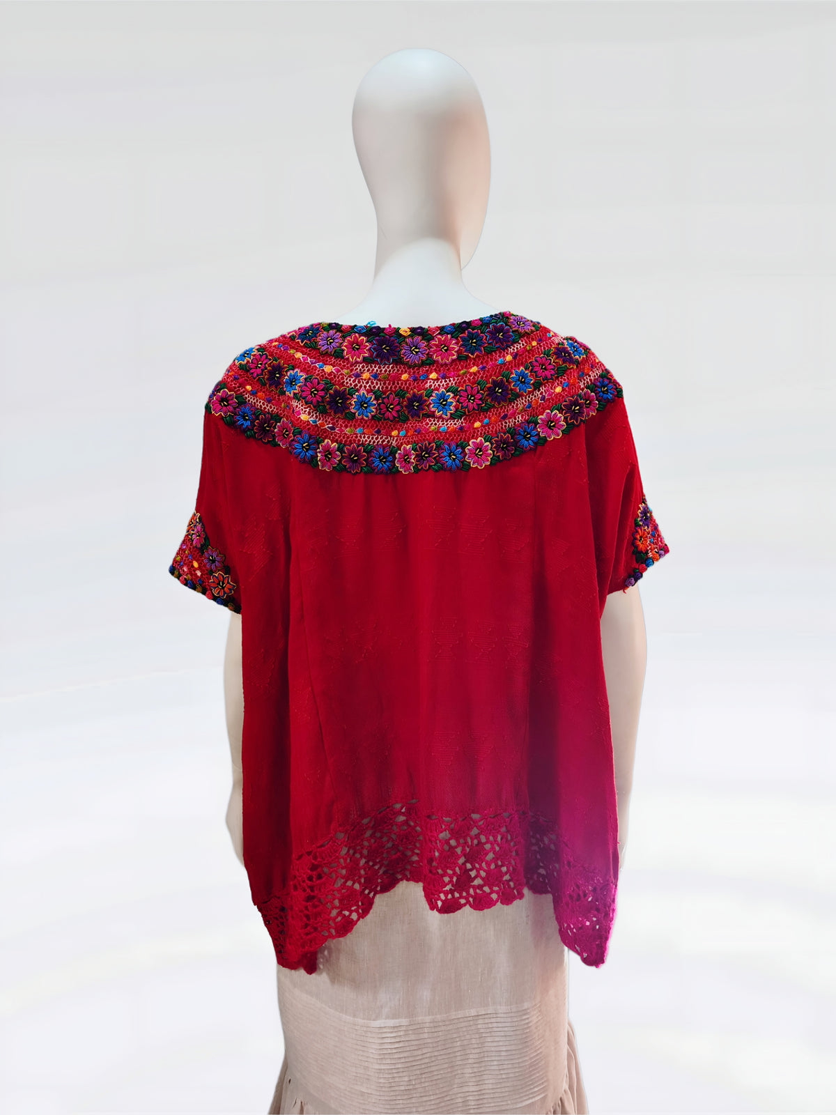 Blusa Guatemala color rojo, vista posterior en maniquí.