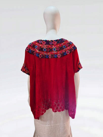 Blusa Guatemala color rojo, vista posterior en maniquí.
