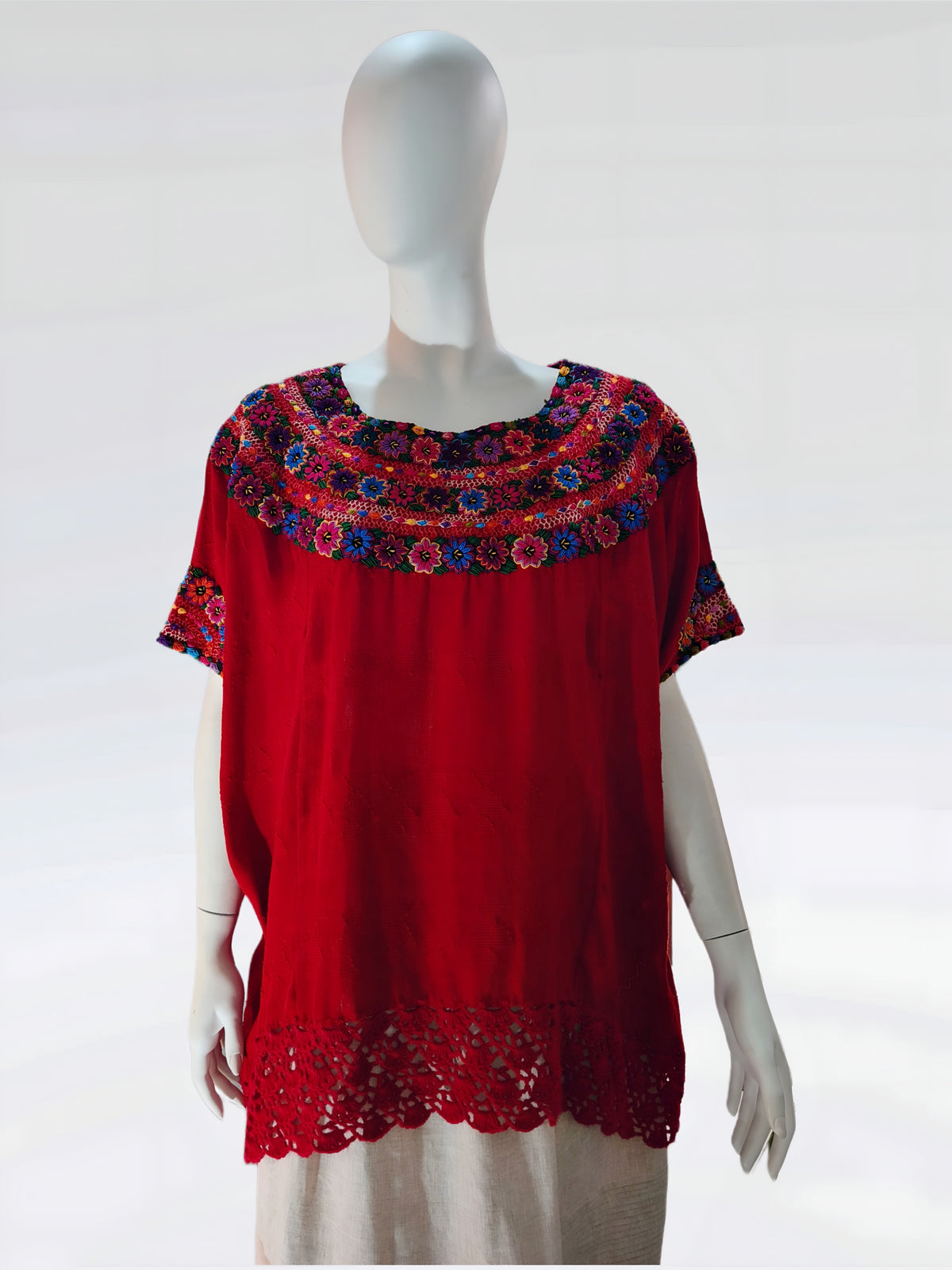 Blusa Guatemala color rojo, en maniquí.