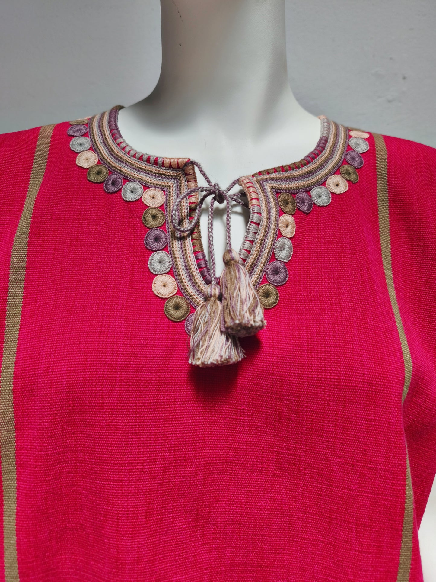 Blusa (Huipil) Antolina color fucsia, detalle del bordado.