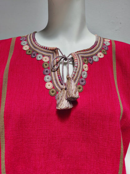 Blusa (Huipil) Antolina color fucsia, detalle del bordado.