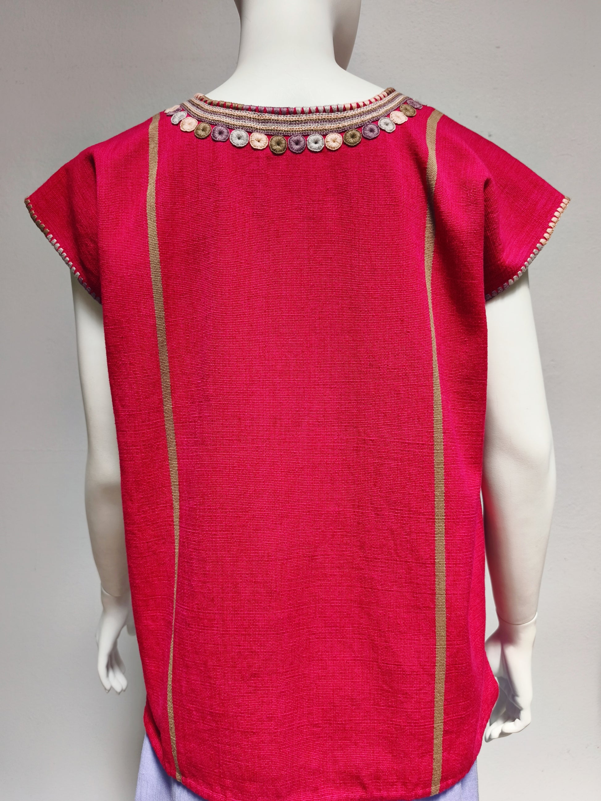 Blusa (Huipil) Antolina color fucsia, vista posterior.