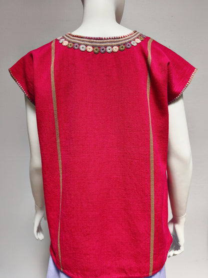 Blusa (Huipil) Antolina color fucsia, vista posterior.