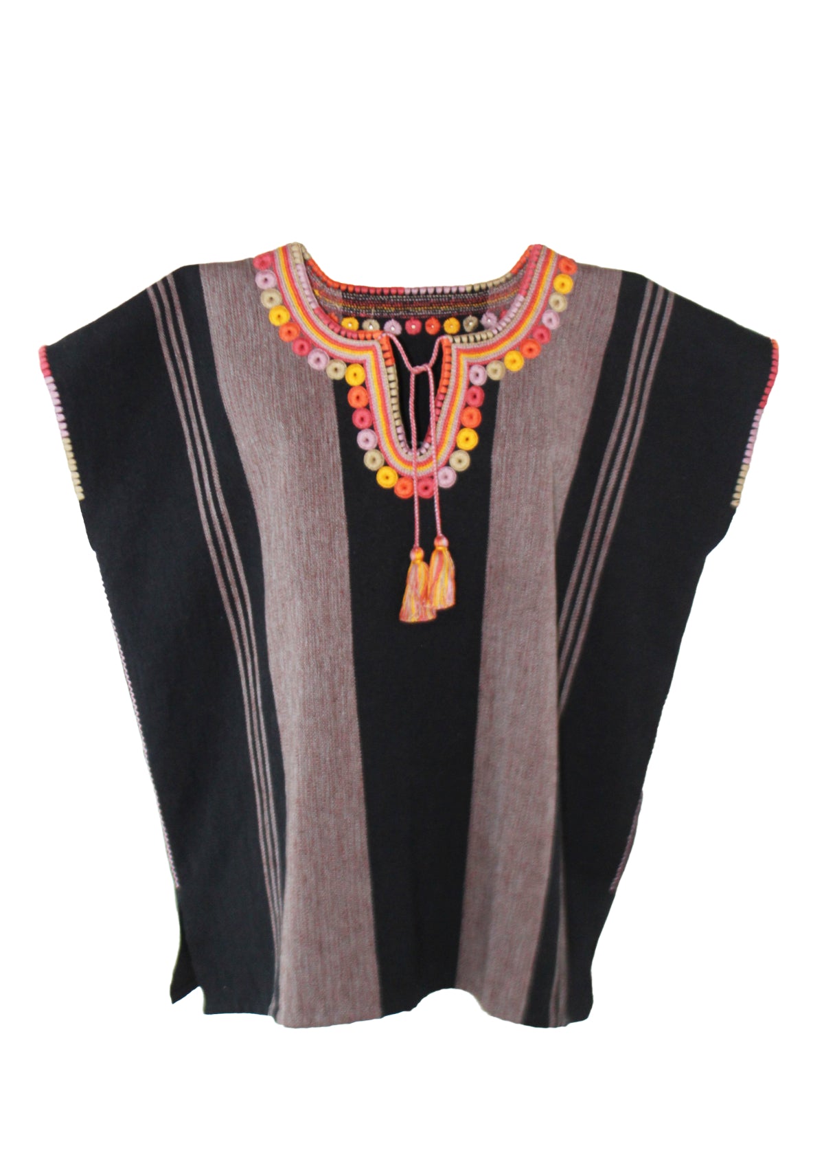 Blusa Huipil Antolina color negro, vista frontal.