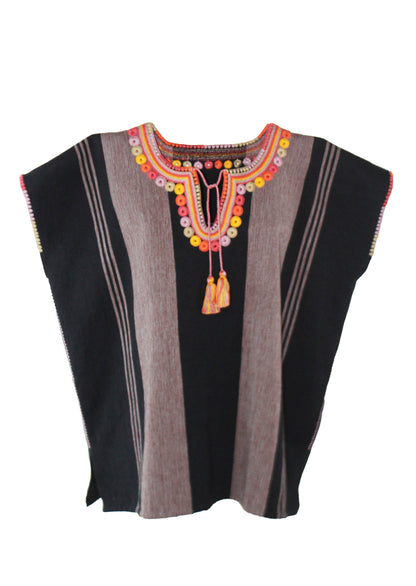 Blusa Huipil Antolina color negro, vista frontal.
