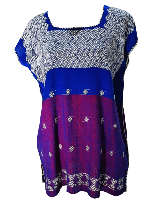 Blusa Huipil Carranza bicolor, vista frontal.