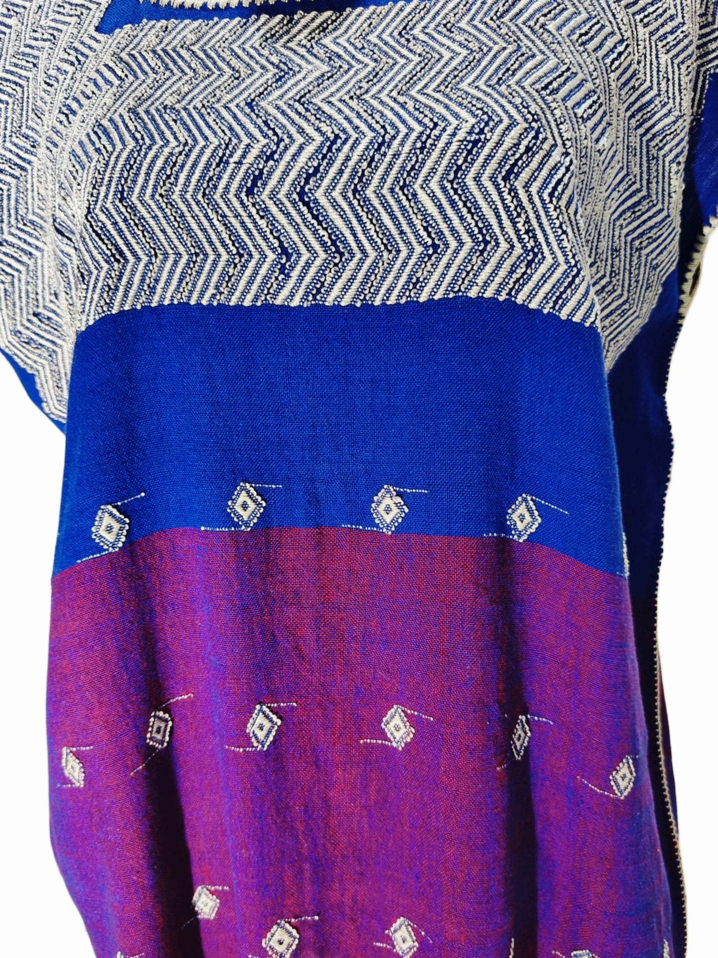 Blusa Huipil Carranza bicolor, detalle del bordado.