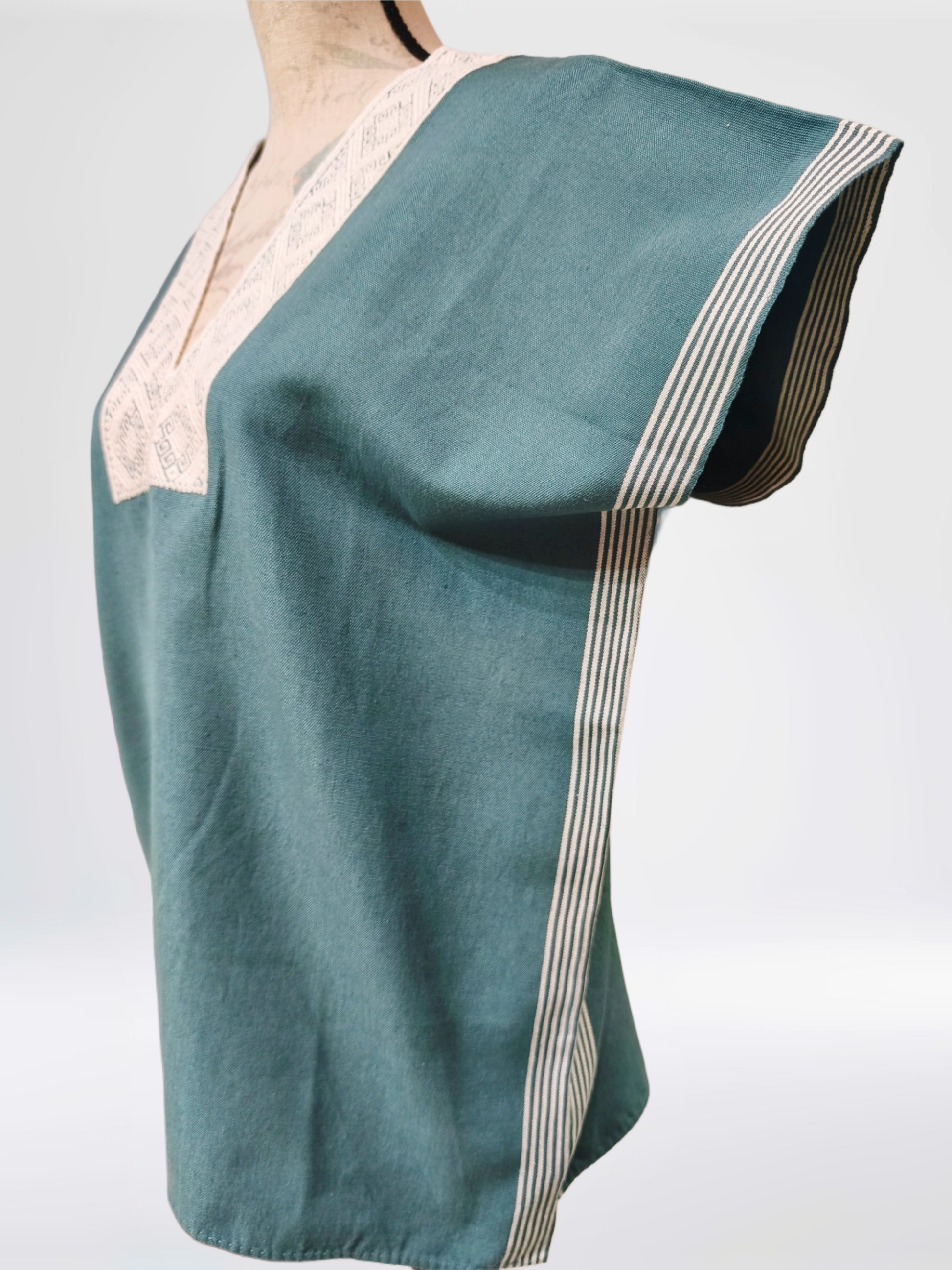 Blusa Huipil telar Larrainzar color azul azufre, vista lateral.