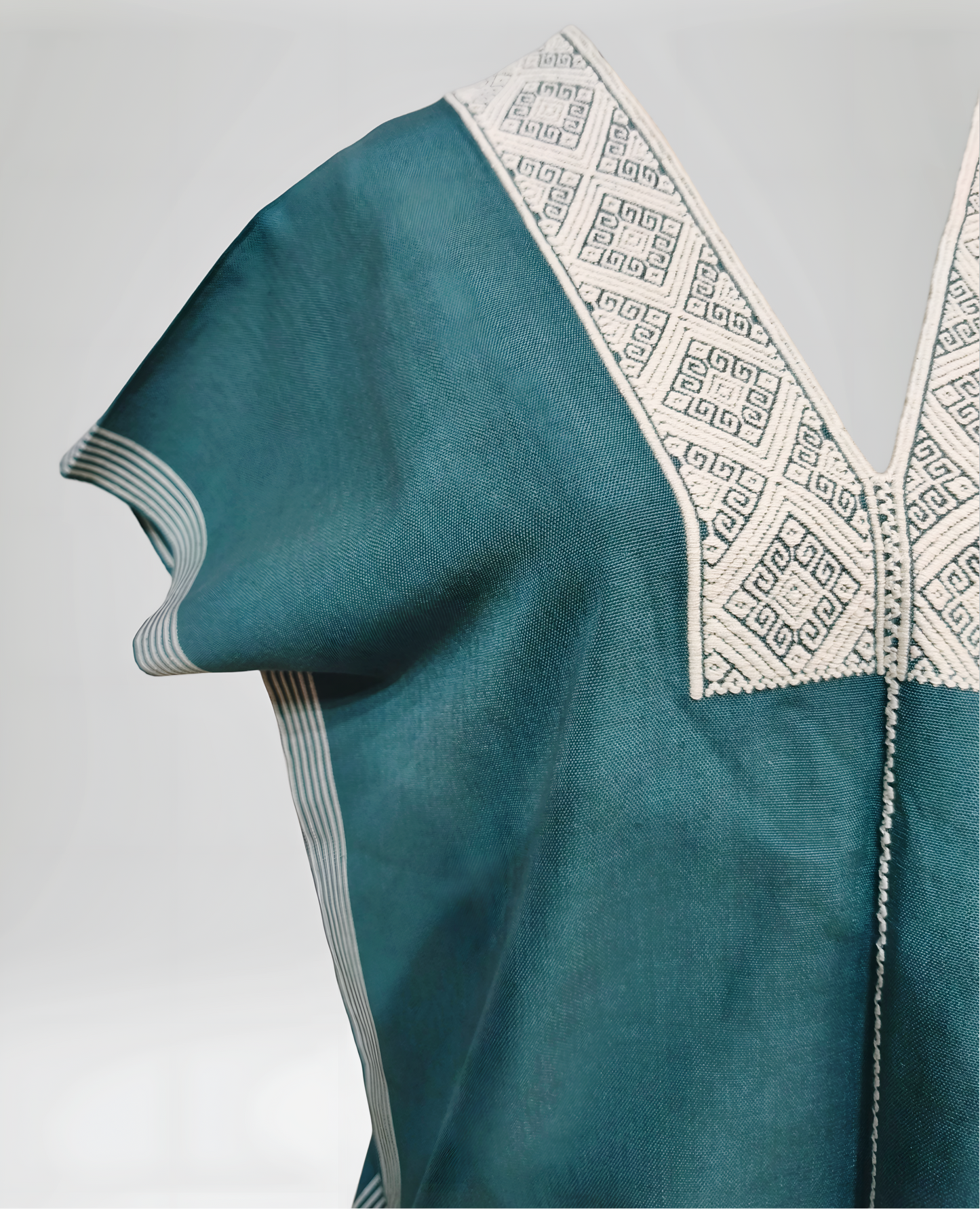 Blusa Huipil telar Larrainzar color azul azufre, detalle del brocado en beige.