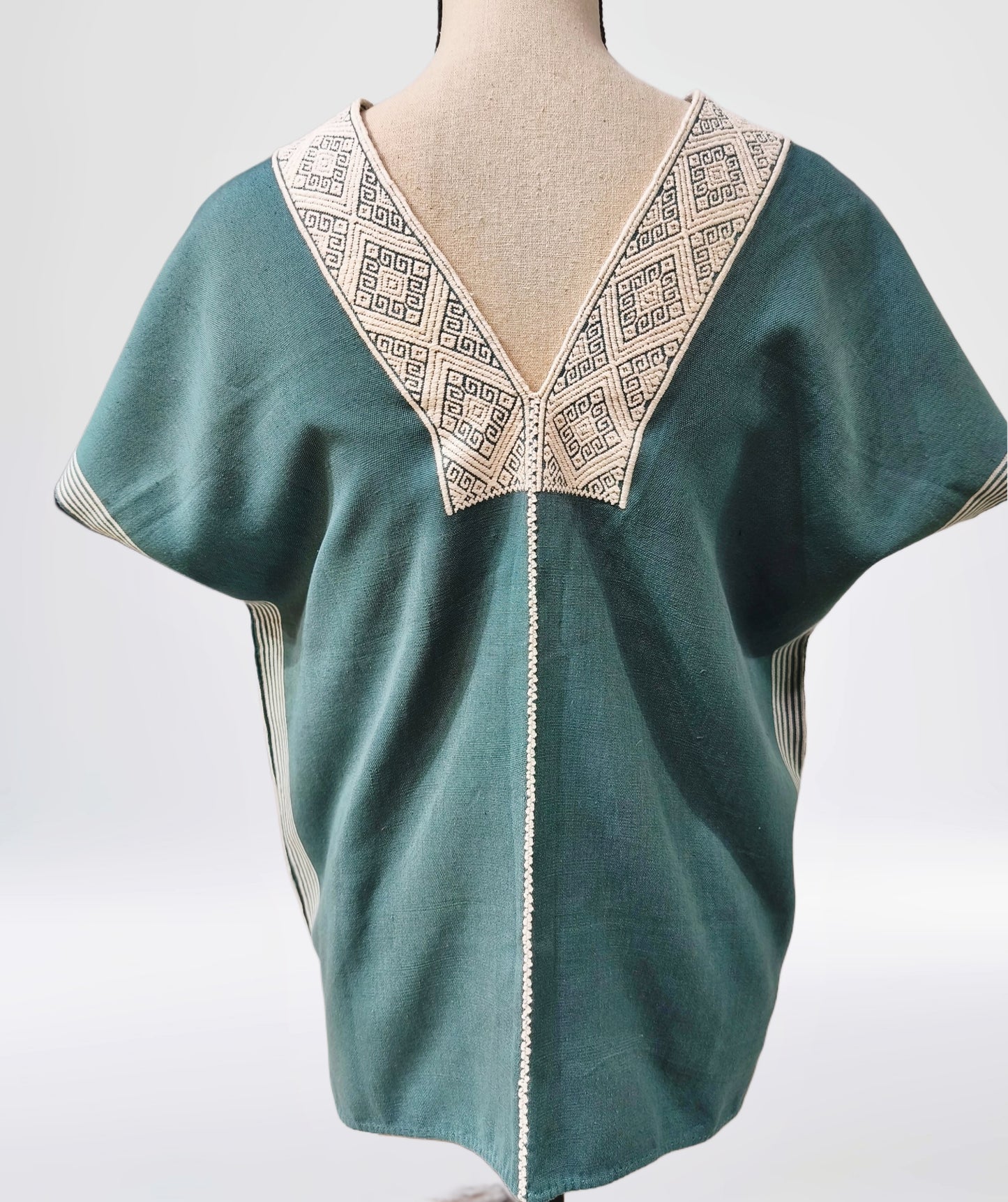 Blusa Huipil telar Larrainzar color azul azufre, vista posterior.