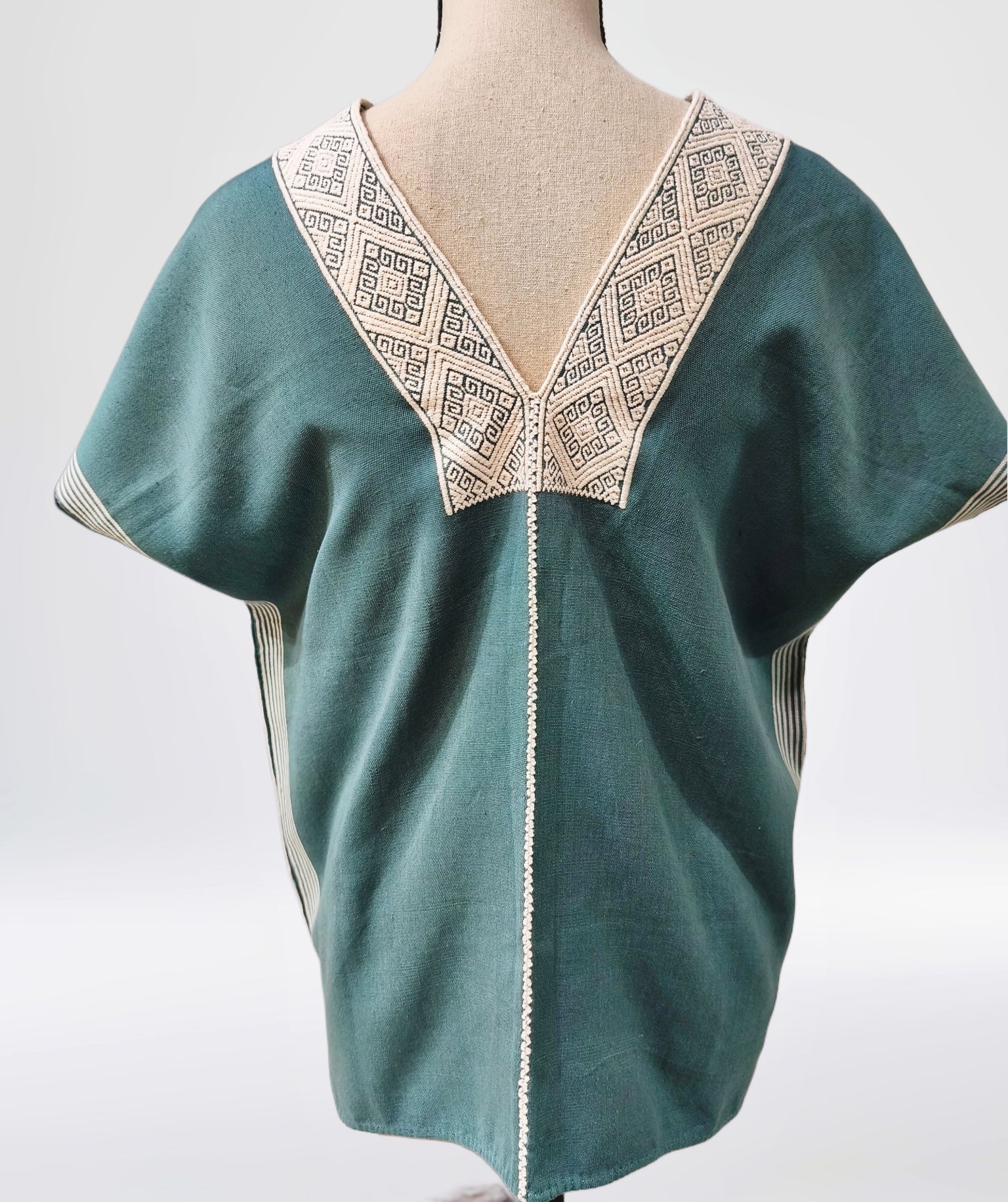 Blusa Huipil telar Larrainzar color azul azufre, vista posterior.