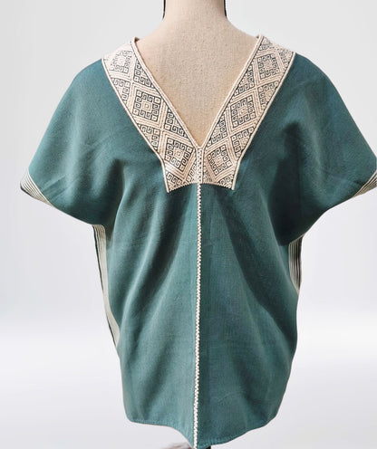 Blusa Huipil telar Larrainzar color azul azufre, vista posterior.
