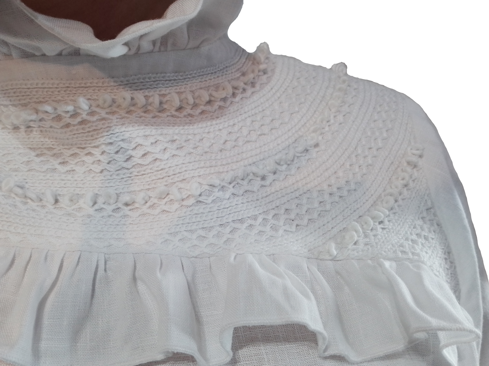 Blusa Lino con Vuelos y 1 Botón de Ámbar color blanco, detalle del bordado.