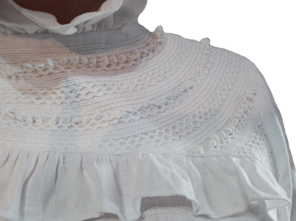 Blusa Lino con Vuelos y 1 Botón de Ámbar color blanco, detalle del bordado.