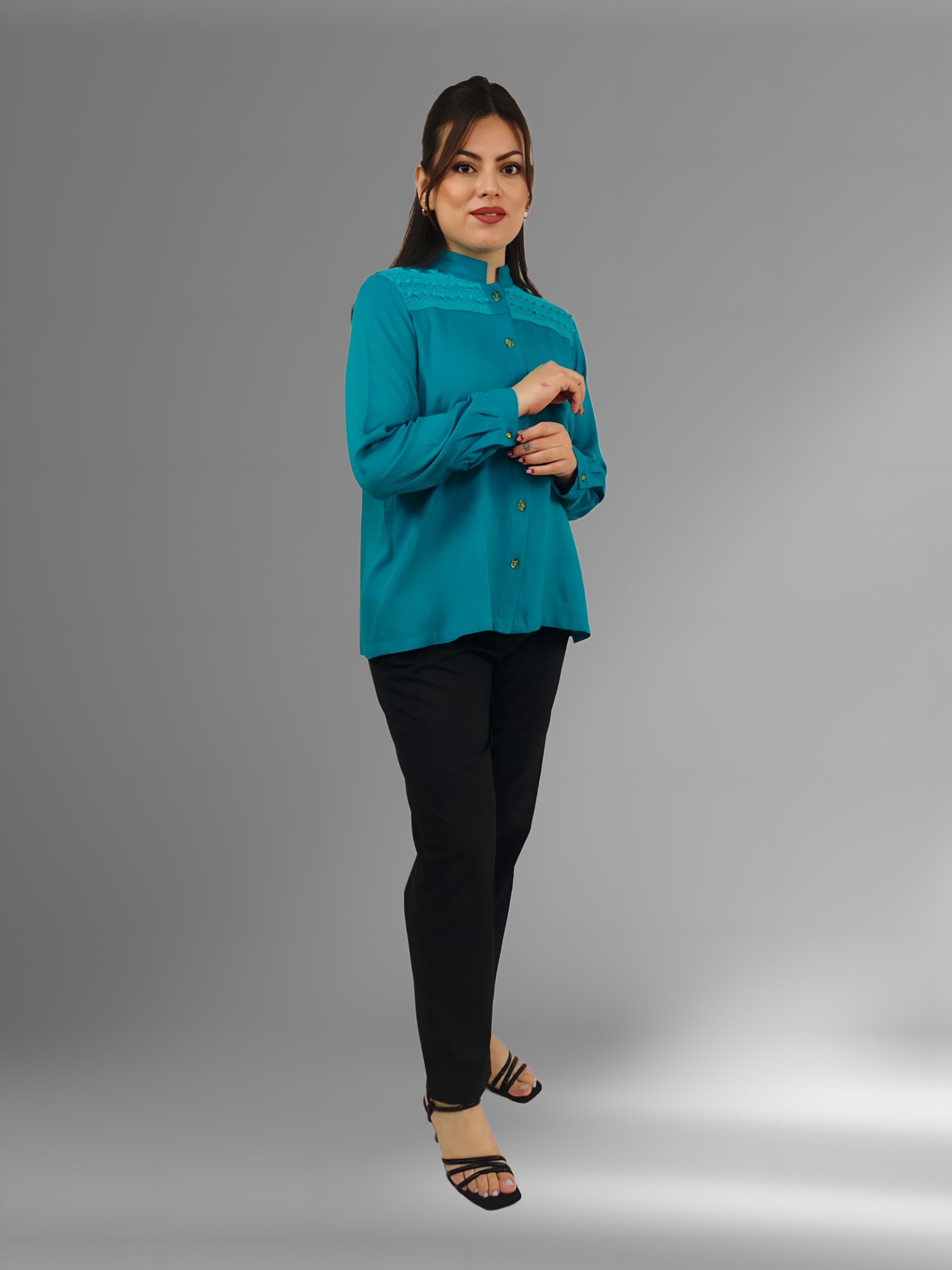 Blusa Rayón Alforzas con 8 botones de Ámbar color jade, vista lateral en modelo.