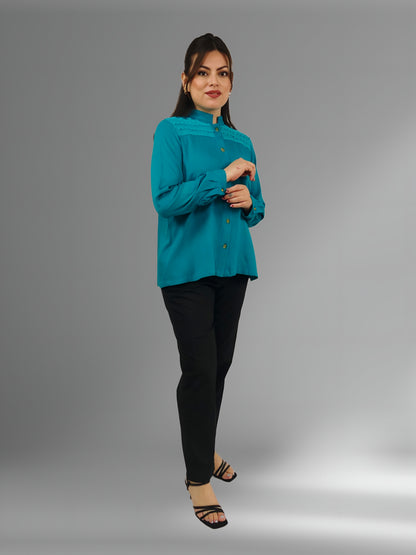 Blusa Rayón Alforzas con 8 botones de Ámbar color jade, vista lateral en modelo.