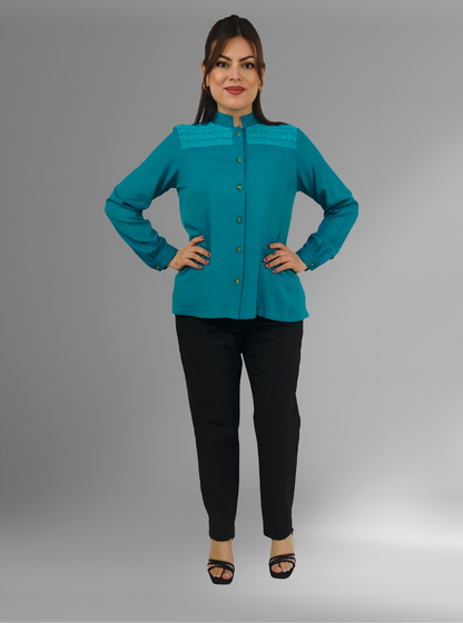 Blusa Rayón Alforzas con 8 botones de Ámbar color jade, vista frontal en modelo.