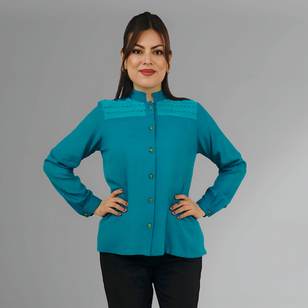 Blusa Rayón Alforzas con 8 botones de Ámbar color jade, vista frontal de cerca.