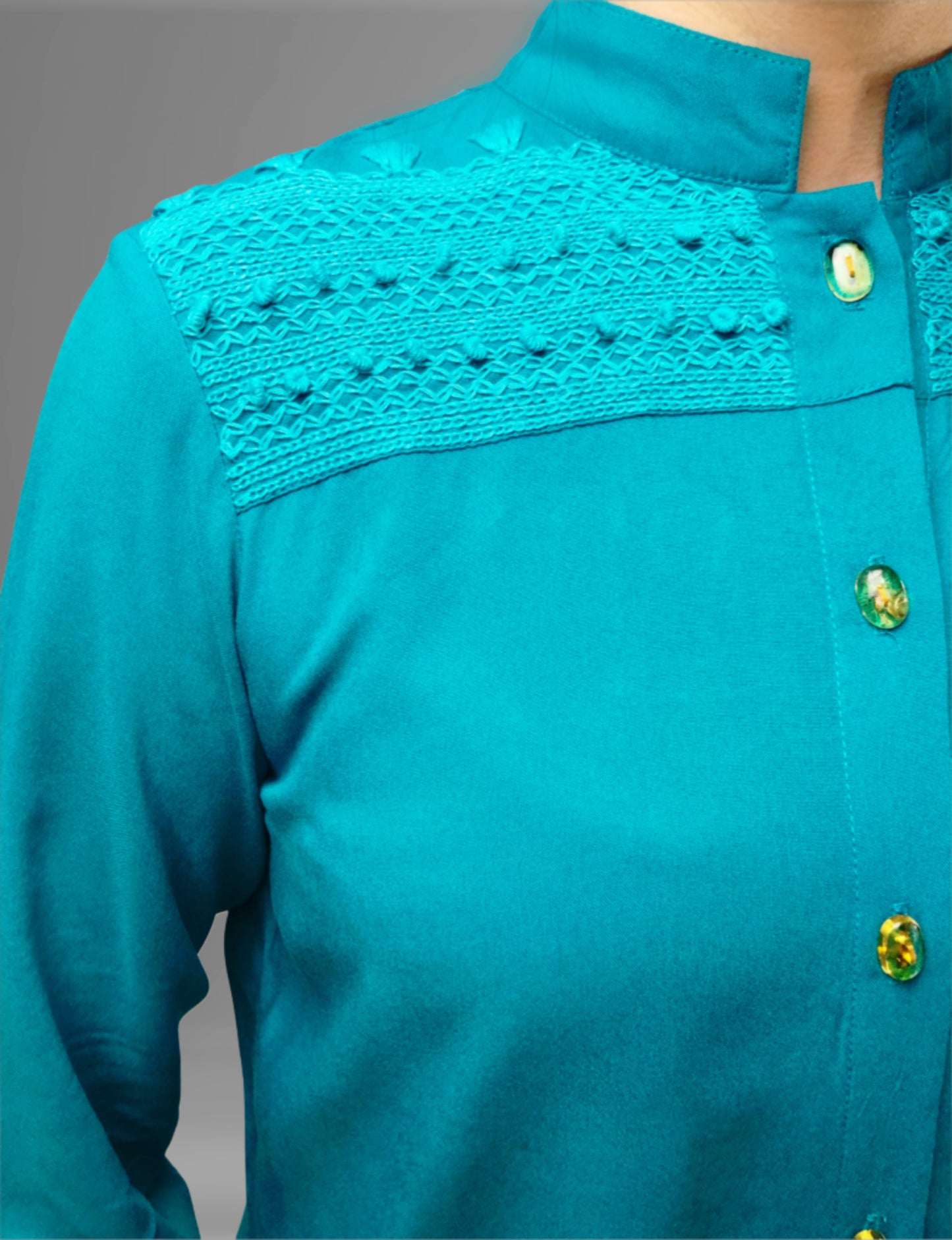 Blusa Rayón Alforzas con 8 botones de Ámbar color jade, detalle del bordado.