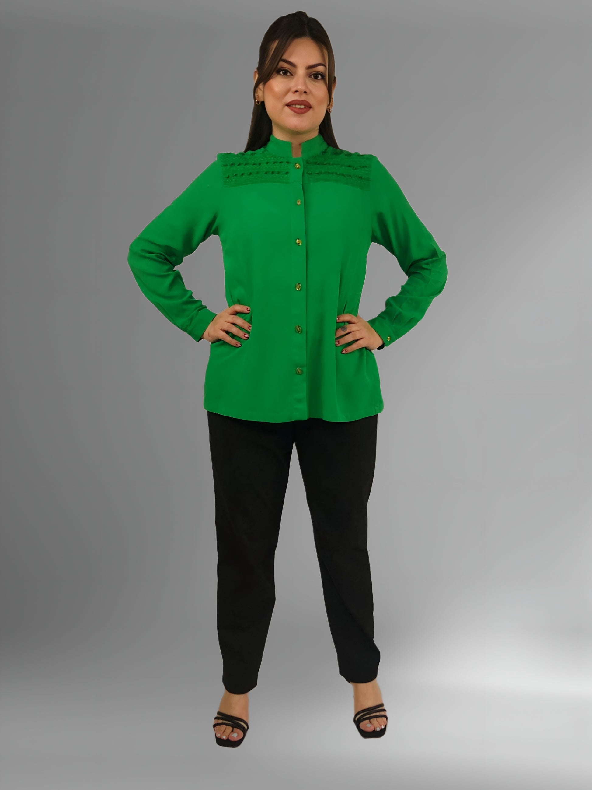 Blusa Rayón Alforzas con 8 botones de Ámbar color verde bandera, vista frontal.