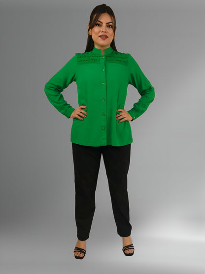 Blusa Rayón Alforzas con 8 botones de Ámbar color verde bandera, vista frontal.