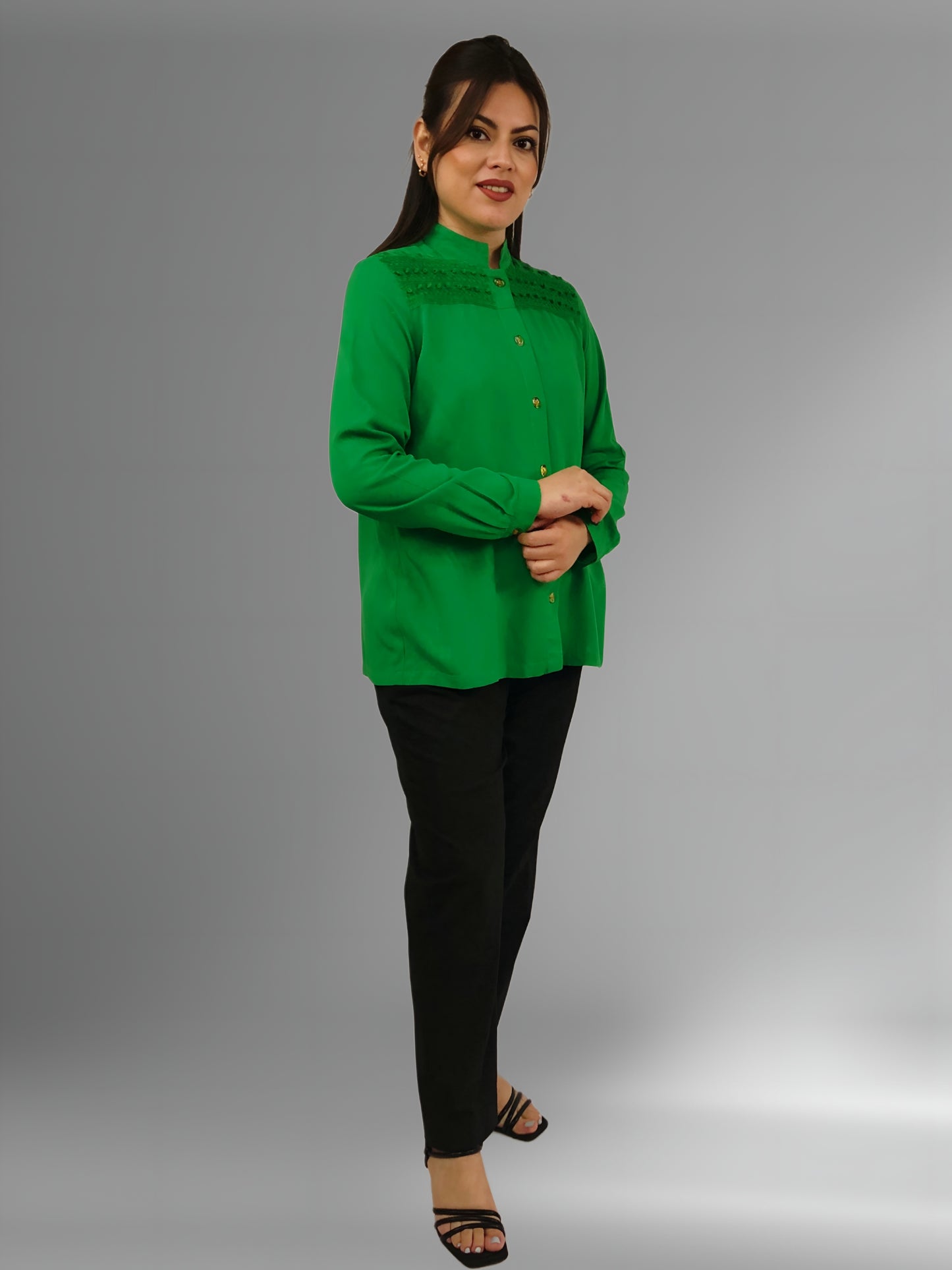 Blusa Rayón Alforzas con 8 botones de Ámbar color verde bandera, vista lateral.
