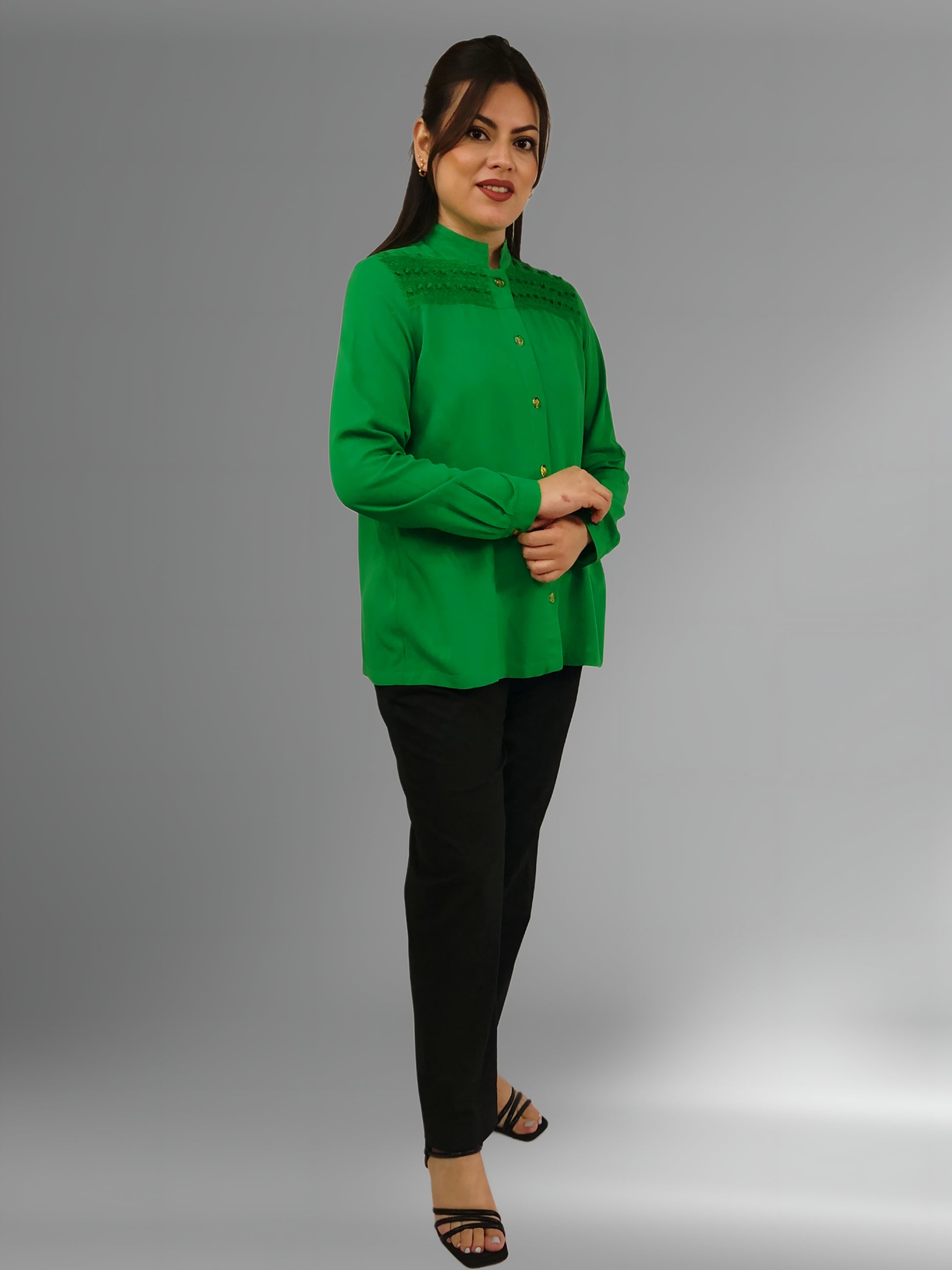 Blusa Rayón Alforzas con 8 botones de Ámbar color verde bandera, vista lateral.
