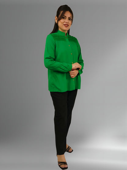 Blusa Rayón Alforzas con 8 botones de Ámbar color verde bandera, vista lateral.
