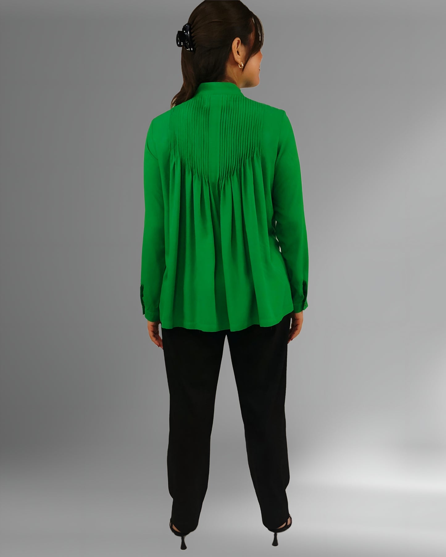 Blusa Rayón Alforzas con 8 botones de Ámbar color verde bandera, vista del plisado posterior.