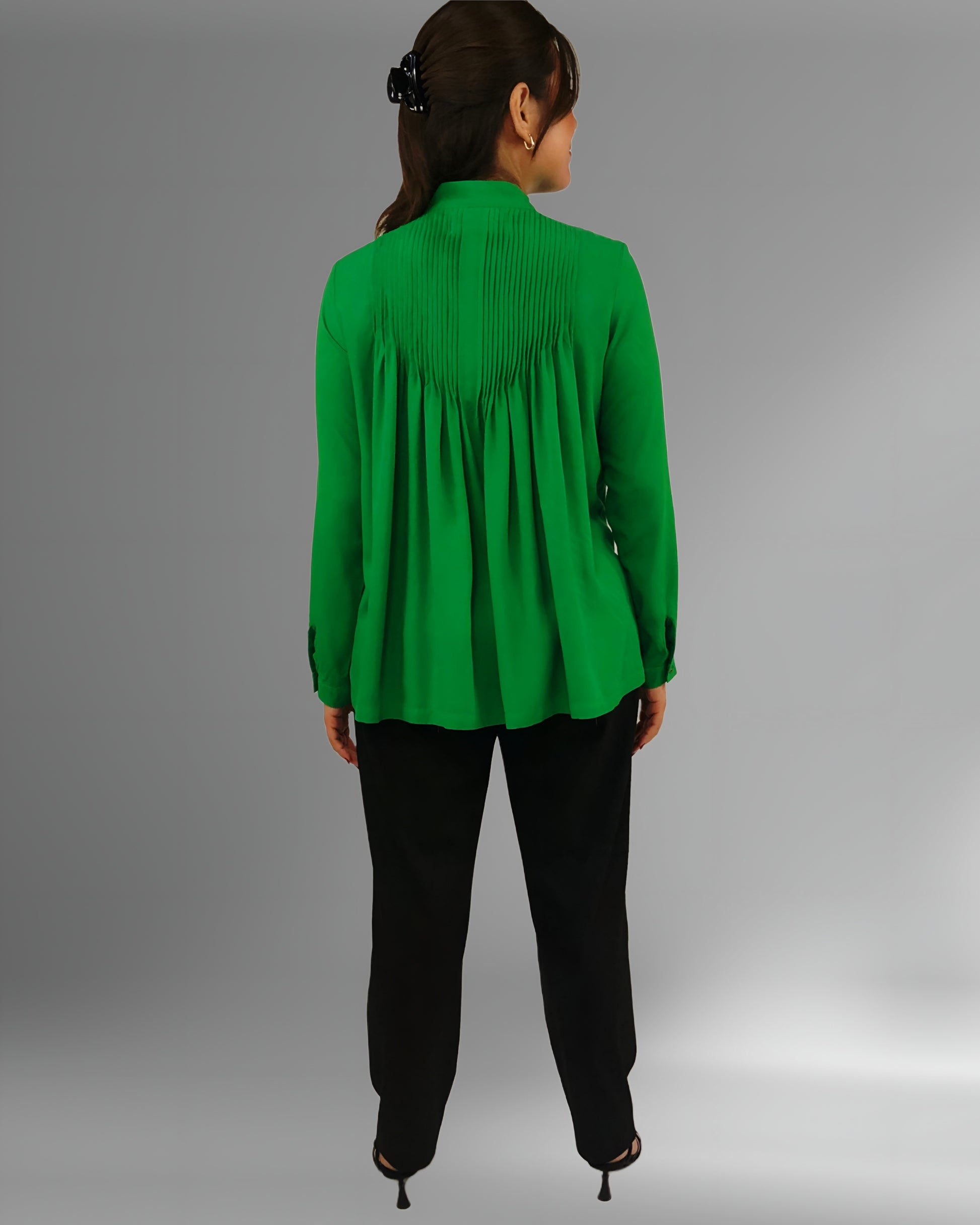 Blusa Rayón Alforzas con 8 botones de Ámbar color verde bandera, vista del plisado posterior.