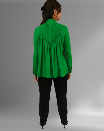Blusa Rayón Alforzas con 8 botones de Ámbar color verde bandera, vista del plisado posterior.