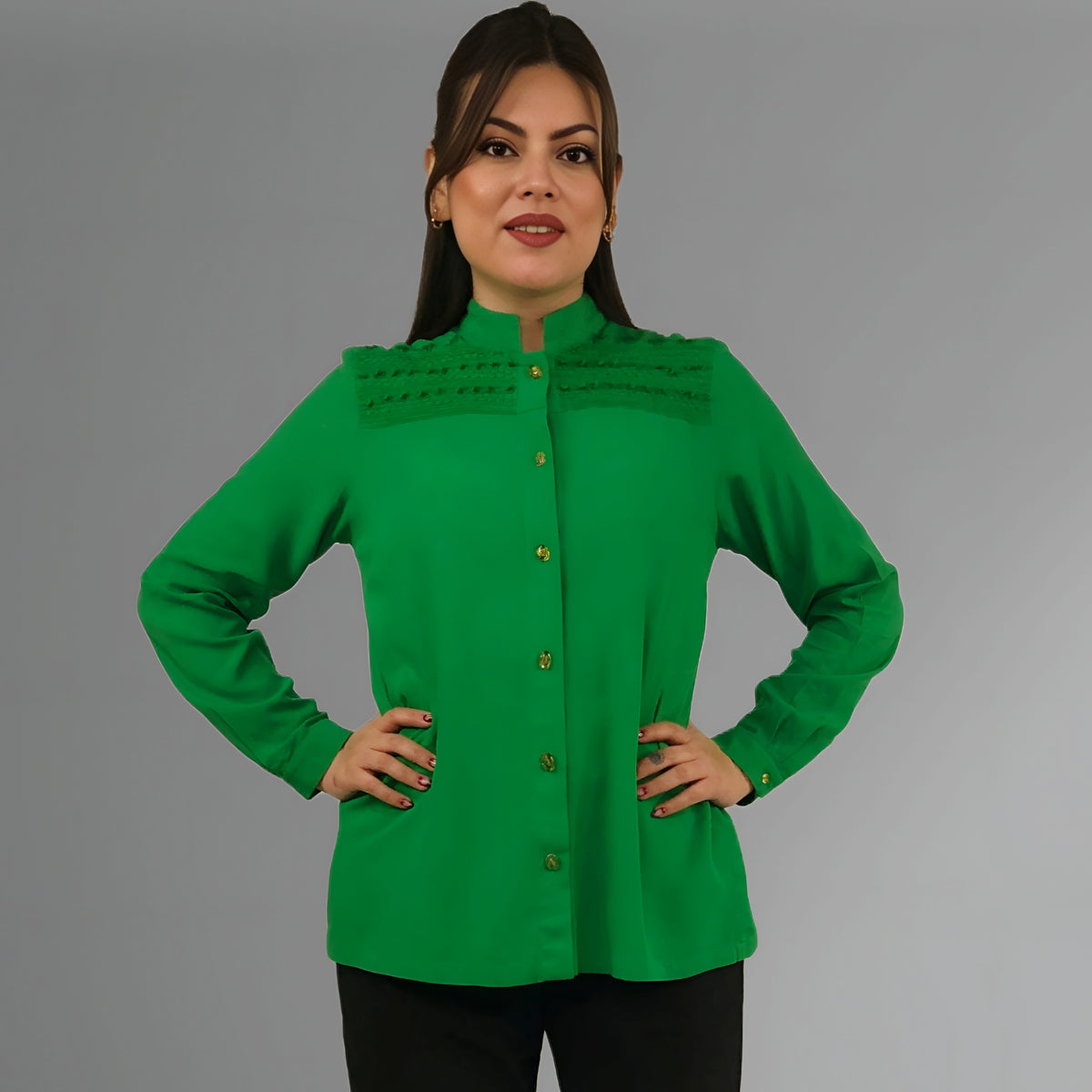 Blusa Rayón Alforzas con 8 botones de Ámbar color verde bandera, vista frontal en modelo de cerca.